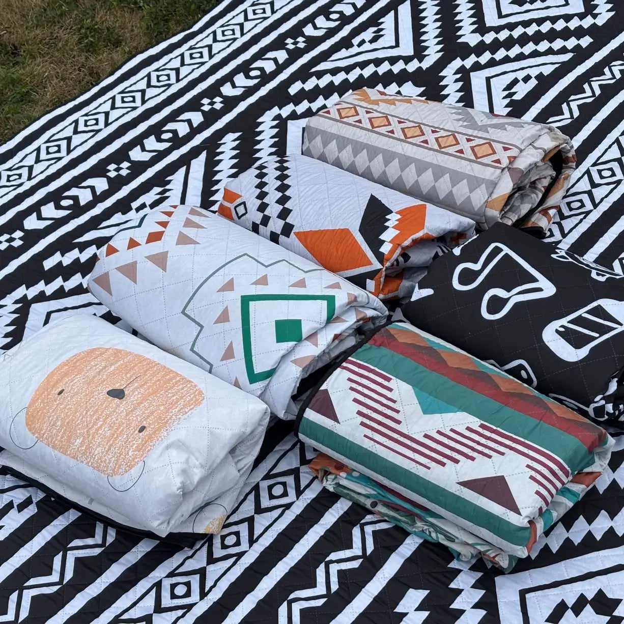 Extra Large Waterproof Picnic Blanket - Perfect for Family Gatherings & Outdoor Adventures