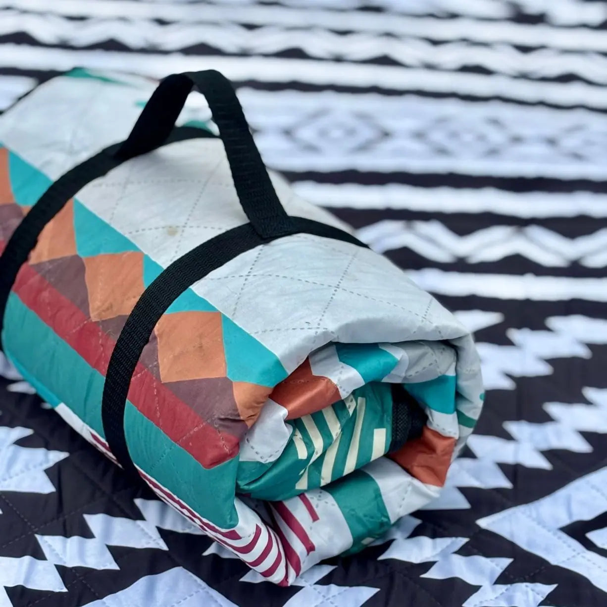 Extra Large Waterproof Picnic Blanket - Perfect for Family Gatherings & Outdoor Adventures